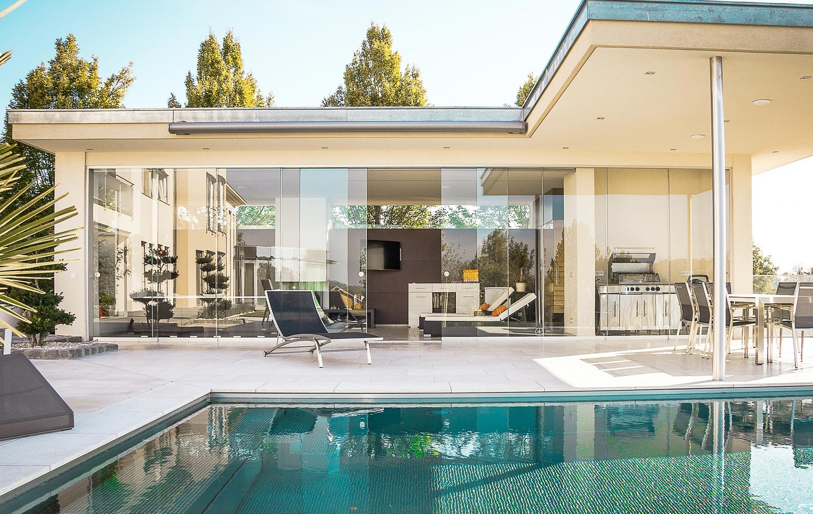 Casa con alberca conectada con puerta de cristal