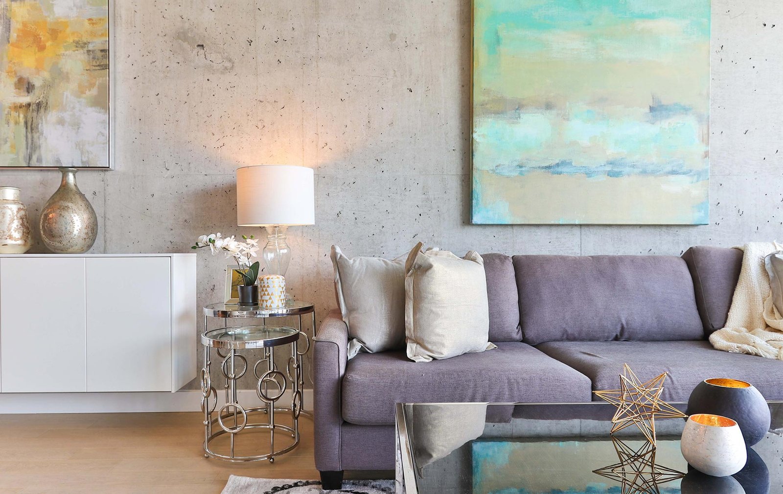 sala moderna con cuadro y lampara